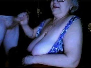 Русская бабушка светит огромными сиськами и сосет мужу перед вебкамерой