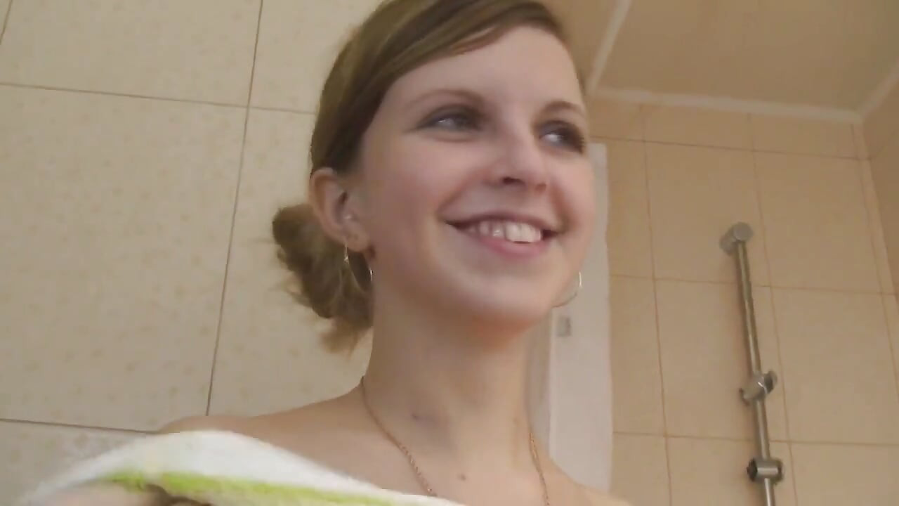Nena atractiva hace una mamada sensual en el baththub