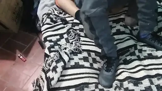 Montanolu kız yerdeki yatakla giyiniyor