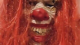 Krankzinnige clown met een grote pik heeft grote cumshots in zijn trick or treat mand cosplay