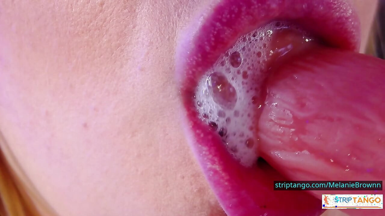Speelse vuile praat begint hier. Sexy meisje speelt met poesje, voeten, sierlijke benen!