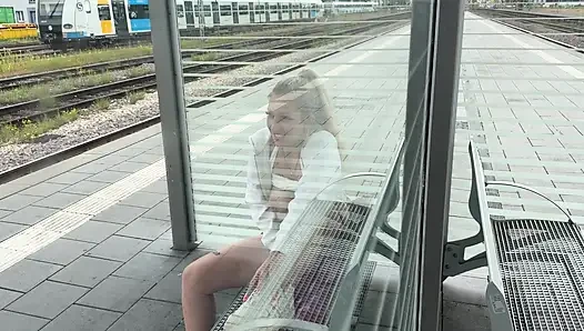 Notgeile Schlampe macht es sich auf dem Bahngleis