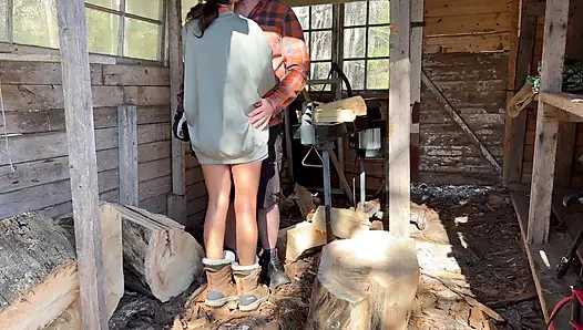 Ateşli orta yaşlı seksi kadın dışarıda götten sert sikiliyor ve gerçek anal yüzünü gösteriyor