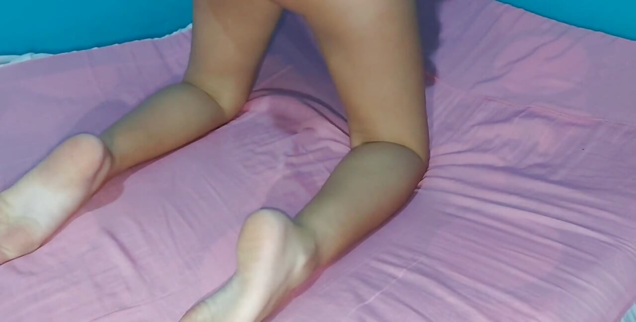 Latynoska wchodzi do pokoju ze swoim przyrodnim bratem, podczas gdy obejmuje w salonie