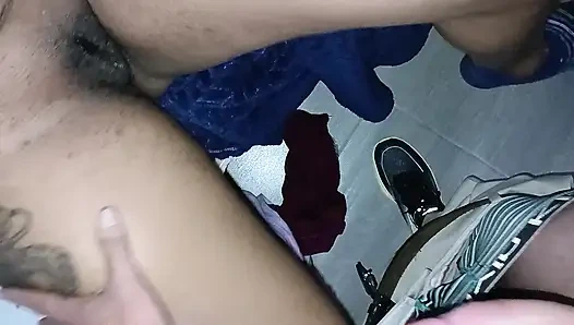 Die reife Brünette wird ohne Kondom gefickt, bis ich die Milch gekommen bin