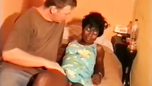 Diese gute schwarze kann dich nicht davon abhalten, schwanz zu lutschen