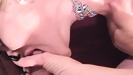 Blondine mit riesigen titten genießt hardcore-sex mit zwei typen