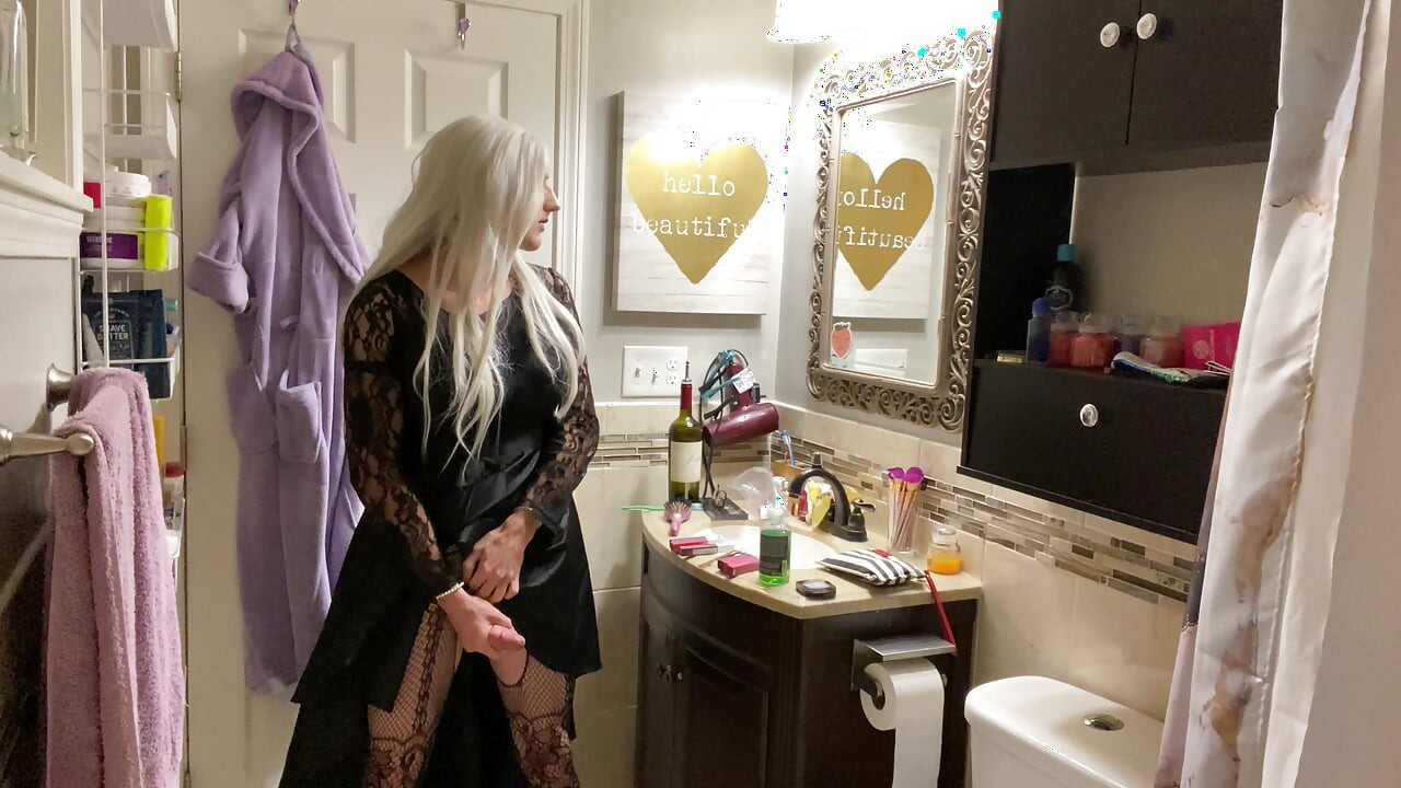 Emo Crossdresser coloca plug anal e masturba