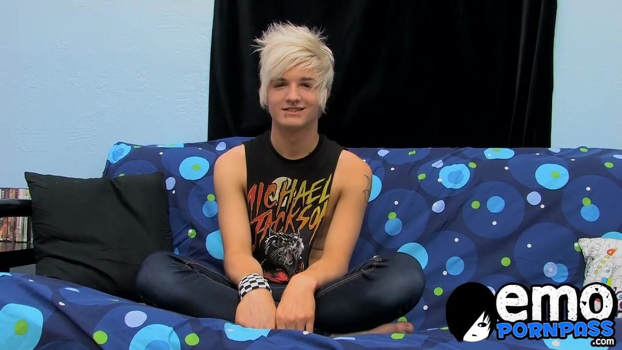 Emo twink Austin Mitchell gives his cock a good wanking