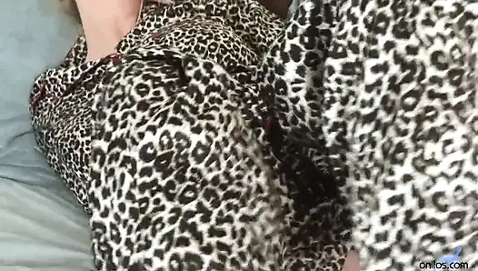 Tante girang semok rambut pirang lagi bangun tidur dan masturbasi