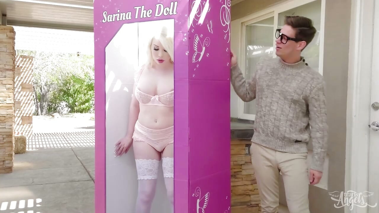 TRANS ANGELS - Η ξανθιά βόμβα Sarina Valentina είναι η τέλεια νέα σέξι κούκλα με ροζ εσώρουχα