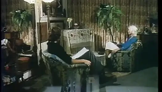 Blondine mit schönen möpsen lutscht und fickt paul thomas auf dem boden