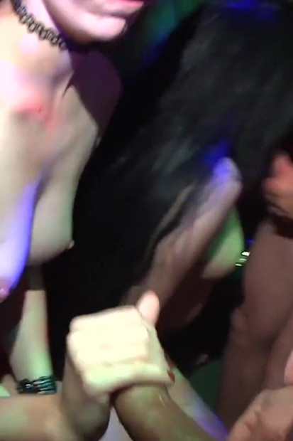 Skinny Babe Lelah Riant Blowsbangs Huge Cocks
