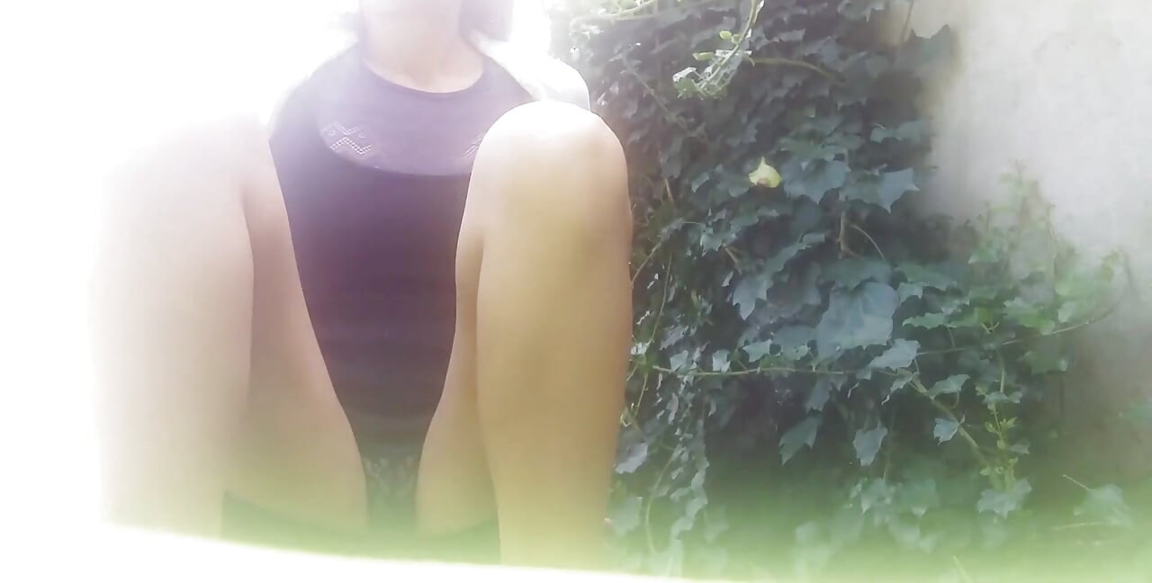 Moj m. piša u bašti! Kakav Mischief! i onda je dodiruje...