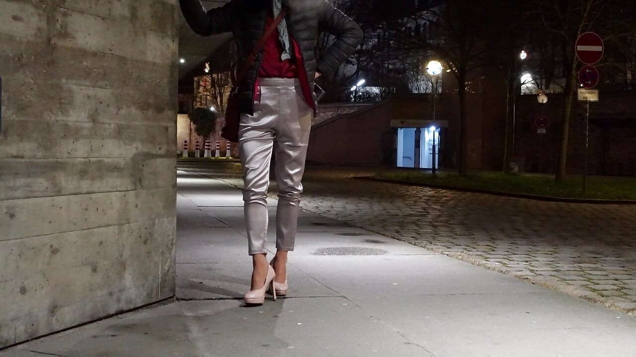 Saya kencing 2 kali dalam pakaian satin saya dengan pantyhose dan highheels di luar