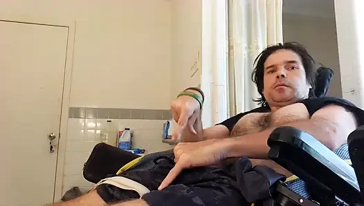 Kevy 69'un seksi tekerlekli sandalyeli adamı onunla boşalman için sana iki orgazm yaşatıyor
