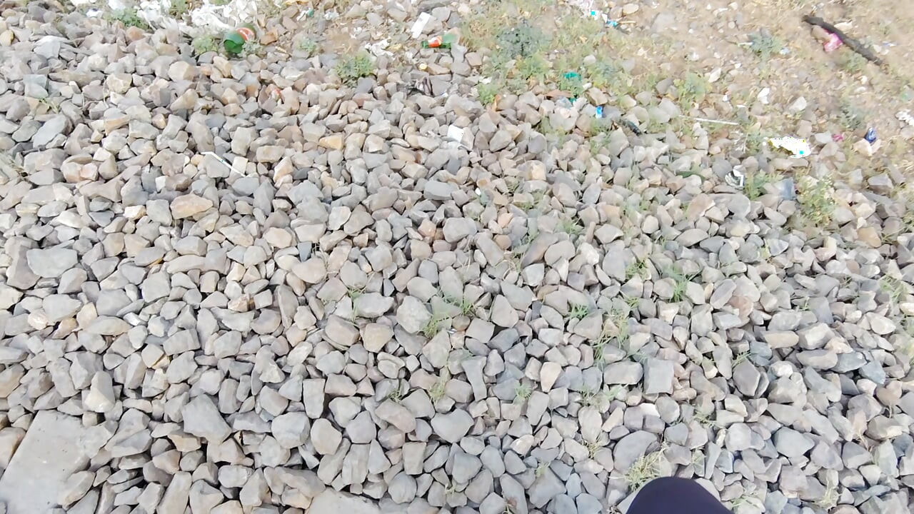 Train ki patali per jakar baith kar  handjob sakta hun