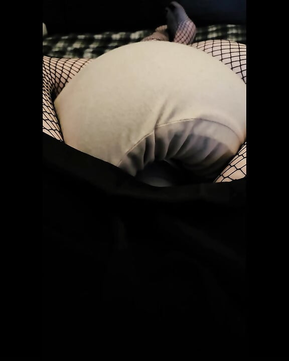 Femboy mungitrice: timido femboy con i piedi carini viene succhiato da macchina, lo porta sul letto e poi lo scopa