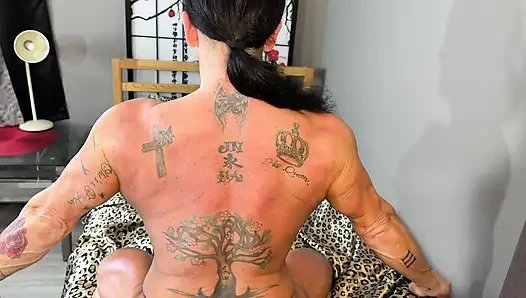 Muskelgöttin kandylegs biegt sich hart für Cj live persönlich