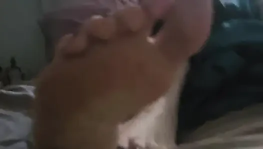 Ayak parmaklarını emiyor
