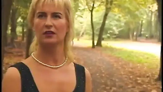 Запомненная зрелая блондинка мастурбирует и сосет член