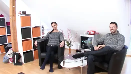 Hübsches deutsches schätzchen nimmt schwanz in beide löcher vor einer gesichtsbesamung