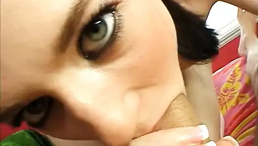 Tätowiertes teenie bekommt ihre blecherne muschi von einem glatzköpfigen typen gepickt, nachdem sie mit einem dildo masturbiert hat