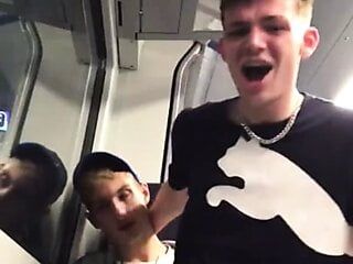Chavs británicos follando en el tren