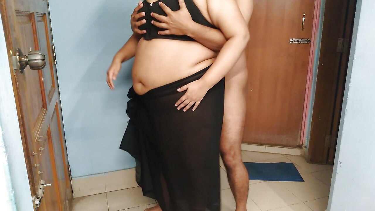 女僕性興奮，搖晃著她的大屁股，突然看到主人的繼子就操了她——業餘