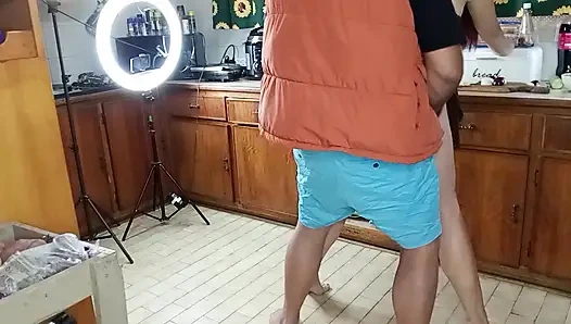 Dia mencoba membuat salad dan kemudian dia makan kontol