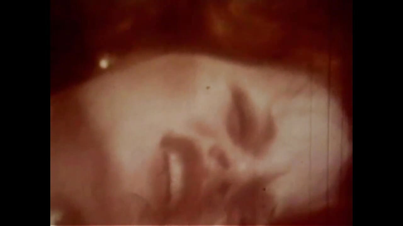 Vintage Crvenokosa s Ogromnim Sisama i Crnim Čarapama Ima Solo Seks u Svom Krevetu