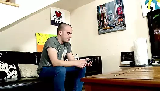 Свежей шлюховатой девушке трахают ее киску