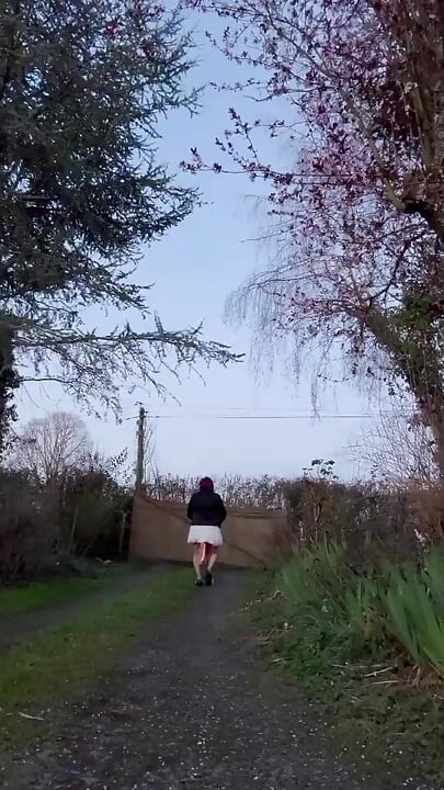 Klädd i en liten vit bubbelkjol för en kväll