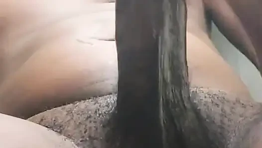 Çok sert sikişiyorum, sonunda orgazm olurken neredeyse kaybediyorum