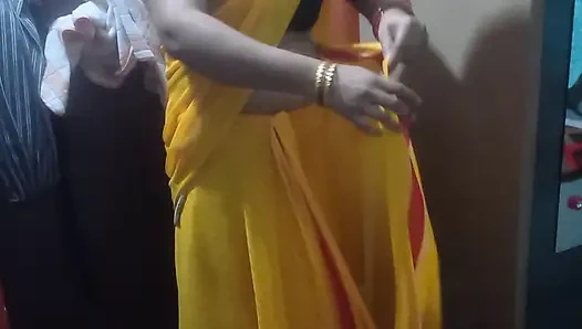 Индийская домохозяйка носит желтую сари.