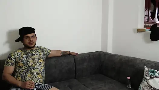 OTURMA ODASıNDA SIKILIYOR