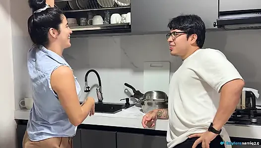 Ngentot penuh gairah di dapur sama istri semok latina dengan memek merah muda!