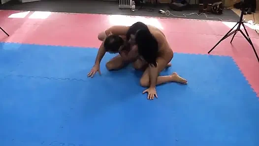 Büyük memeli çarpıcı hatun erkek arkadaşıyla güreş maçının tadını çıkarıyor