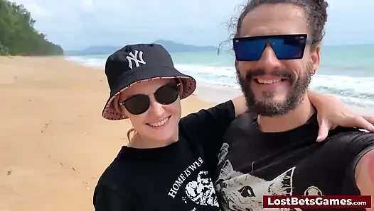 Pasangan terangsang bermain strip tic tac toe di pantai