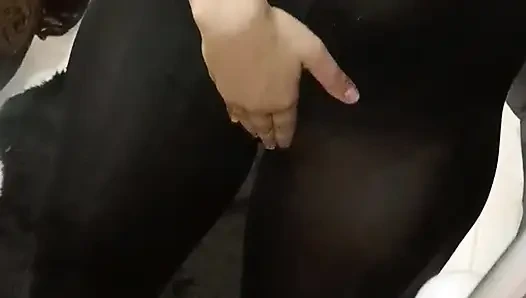 Masturbasi basah pakai stoking ketat