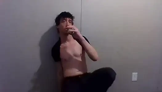 Kölen olabilirim ama yine de ateşli götünden sikişe hükmedeceğim!