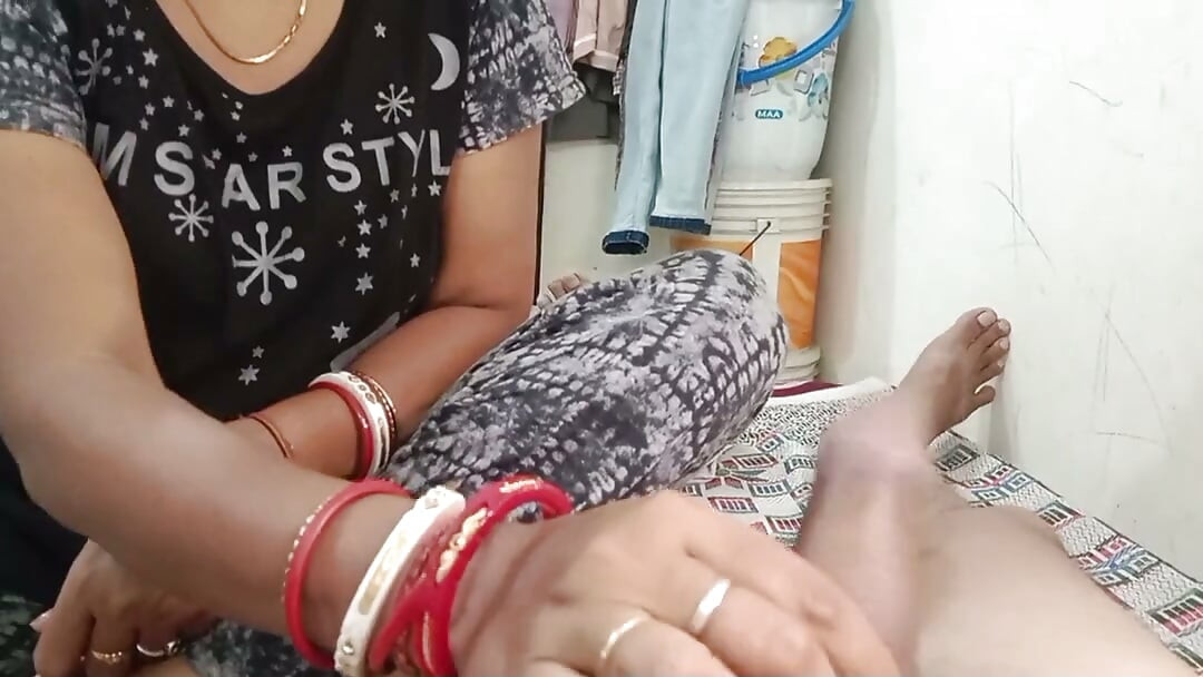 शरारती बीवी टीना अपने पति के लंड से खेल रही है.....