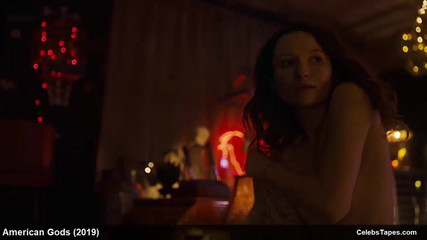 Emily Browning et Hani Furstenberg, sexe nu et passionné