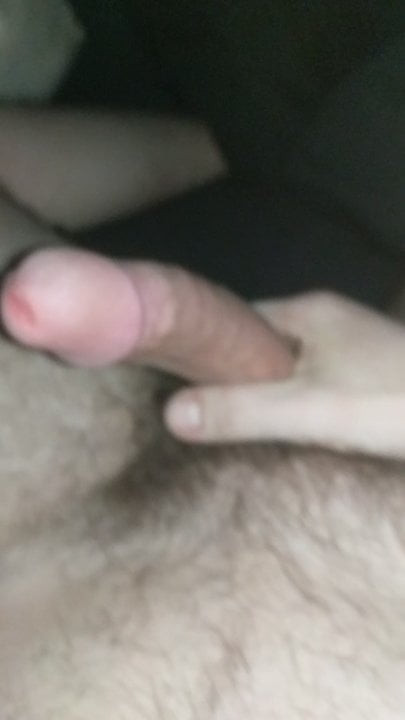 Menino peludo acariciando