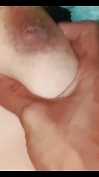 Вкусната путка на съседската съпруга, докато не еякулирах по корем