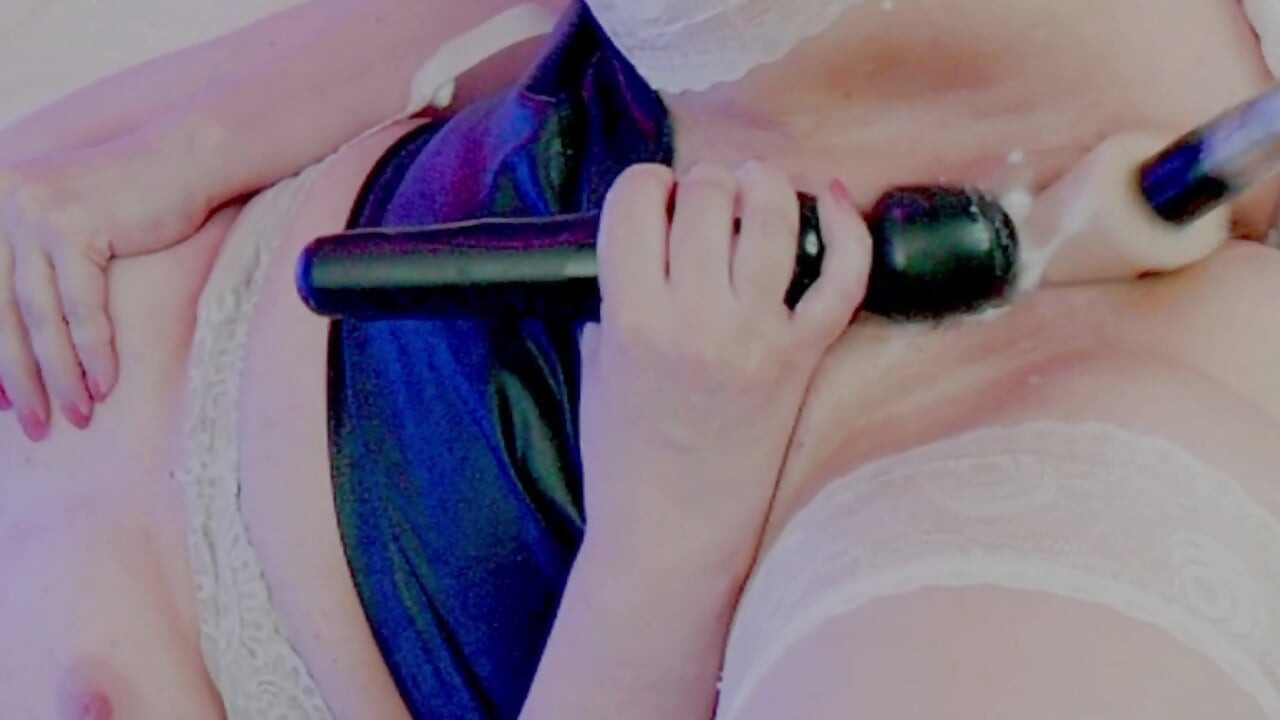 Une MILF squirte pour moi en baise brutalement cette chatte humide et crémeuse