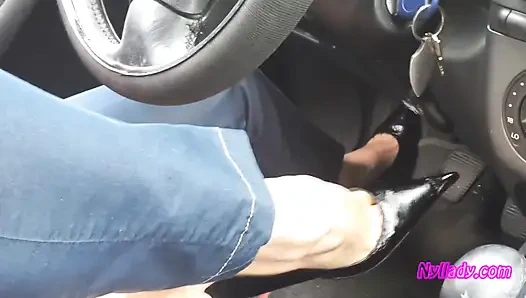 Fahren und revving in schwarzen pumps auf nacktem fuß