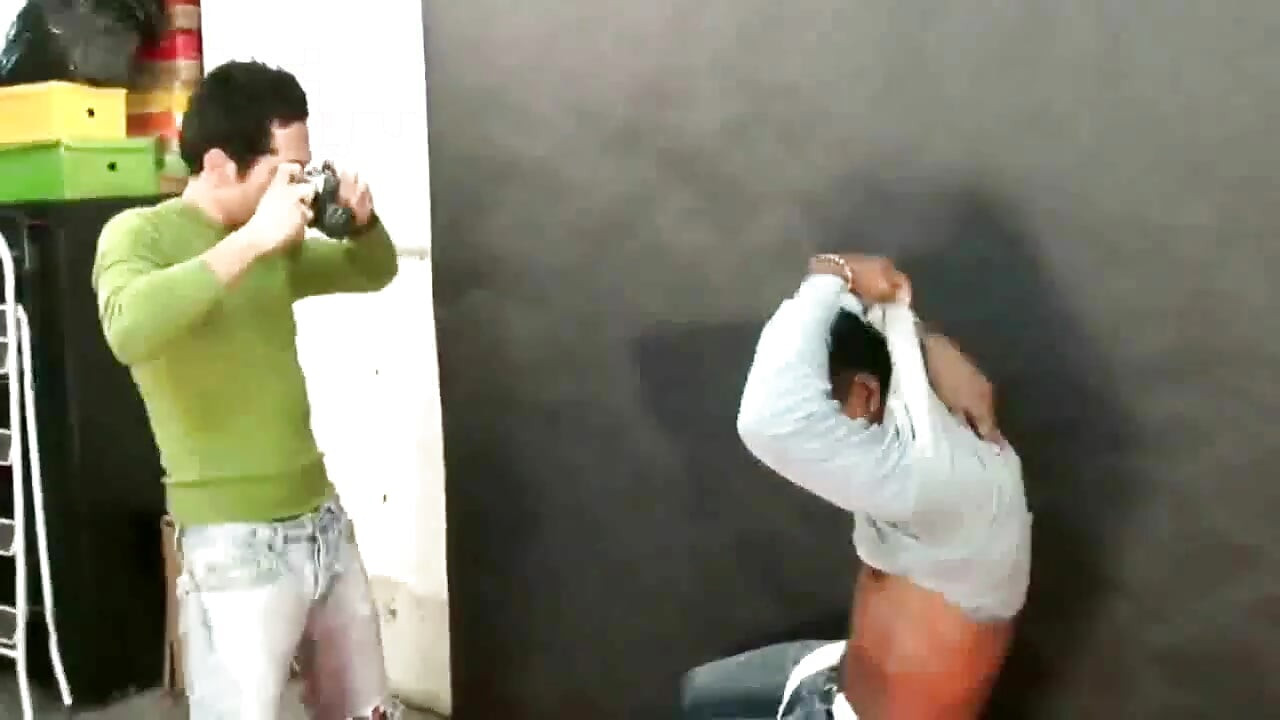 Seksi zenci götü arkadaşı tarafından sikiliyor