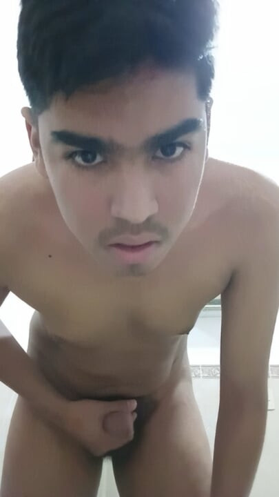 Un bon homme sexy se branle dans les toilettes