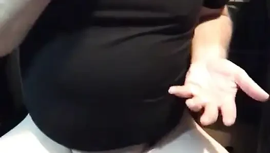 Aptal kadın kılıklı kadın 31 çekiyor, yarak emiyor ve edepsizce sikişiyor